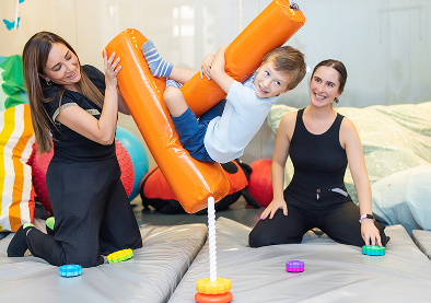 Fotografía real en LOGROS niño feliz en ejercicios sensoriales