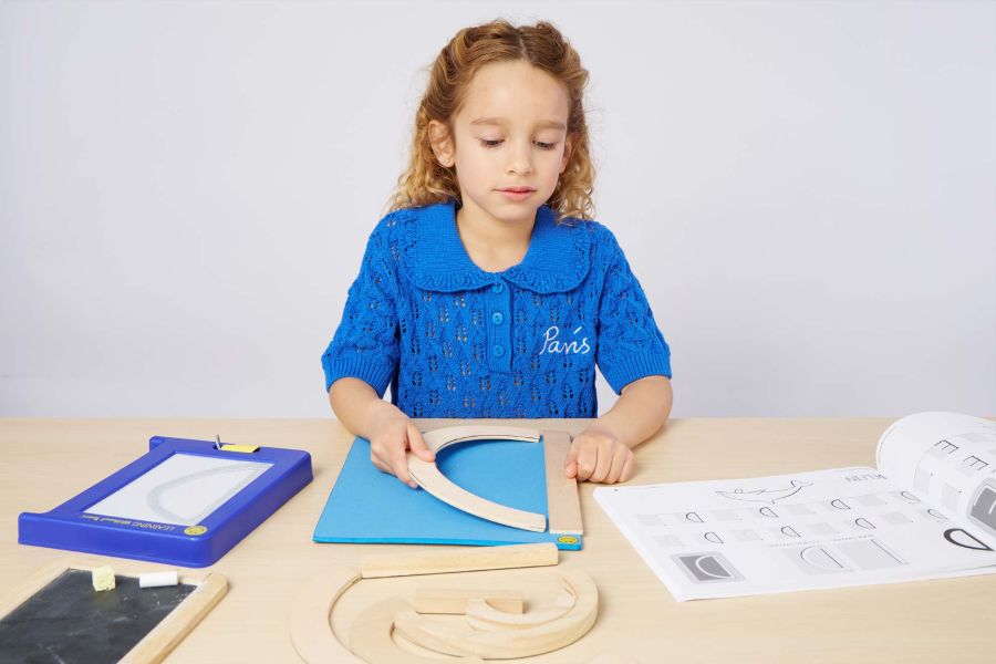Foto real en nuestra sede niña con material terapeutico